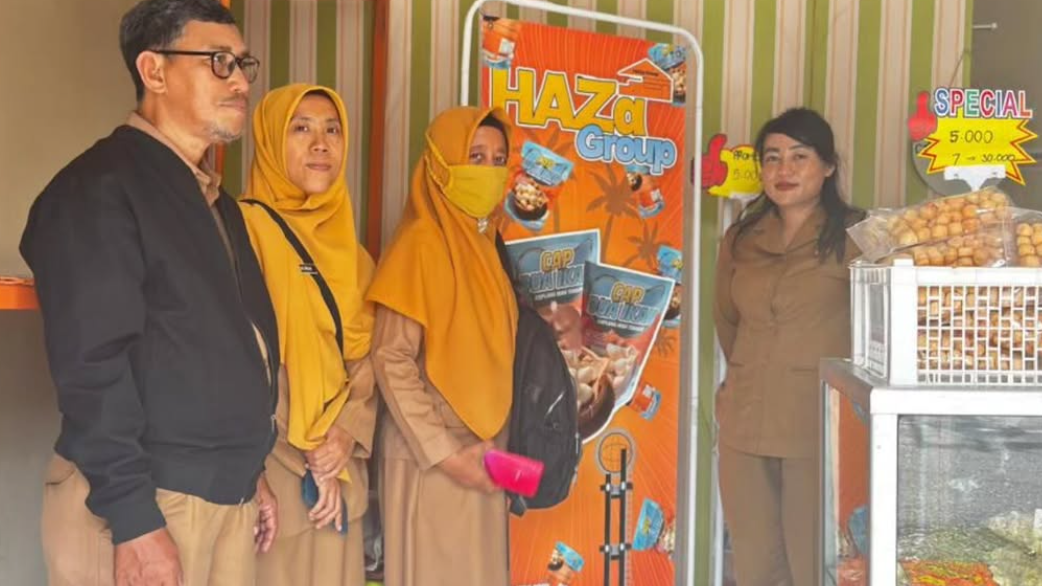 Petugas Pembina Mutu DKP Kalbar melakukan kunjungan dan pendampingan standar produksi di gerai UMKM olahan ikan Haza Group, Pontianak. (Dok. HO/Faktakalbar.id)