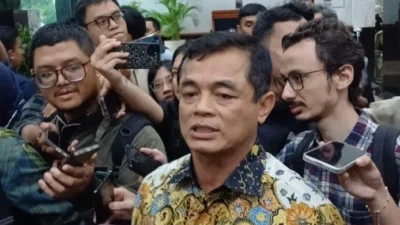 "Sistem pengawasan pangan jebol. 250 ton beras impor asal Thailand dan Vietnam sukses mendarat di Sabang akibat tumpang tindih aturan. Mentan Amran akui kecolongan."
