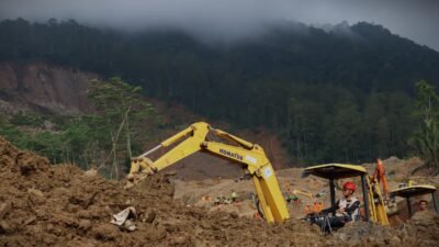 "Sejumlah alat berat dikerahkan dalam operasi pencarian korban longsor di Desa Pandanarum, Kecamatan Pandanarum, Kabupaten Banjarnegara, Provinsi Jawa Tengah, Sabtu (22/11/2025)."