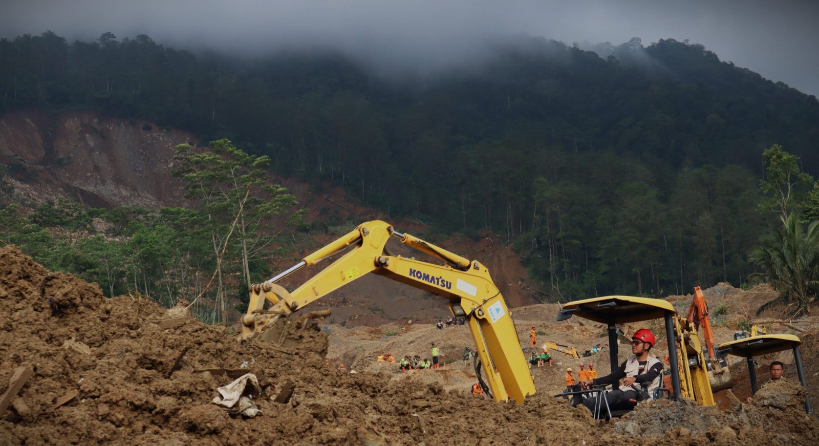 "Sejumlah alat berat dikerahkan dalam operasi pencarian korban longsor di Desa Pandanarum, Kecamatan Pandanarum, Kabupaten Banjarnegara, Provinsi Jawa Tengah, Sabtu (22/11/2025)."