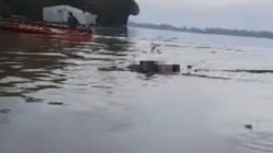 Warga menggunakan perahu motor mengevakuasi jenazah yang ditemukan mengapung di Sungai Kapuas, Desa Sayu, Kecamatan Meliau. (Dok. Ist)