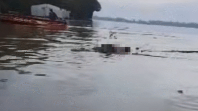 Warga menggunakan perahu motor mengevakuasi jenazah yang ditemukan mengapung di Sungai Kapuas, Desa Sayu, Kecamatan Meliau. (Dok. Ist)