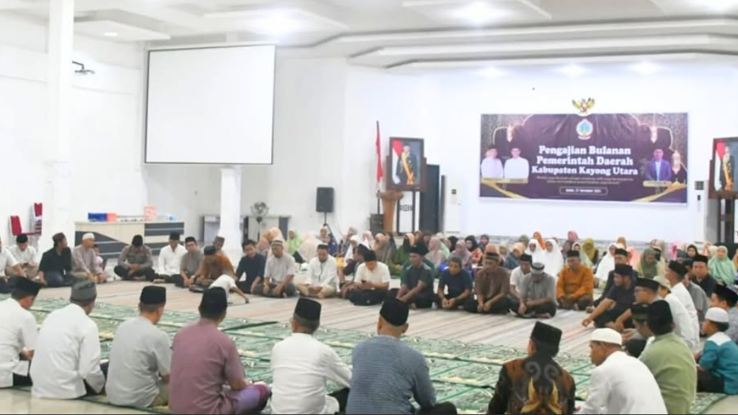 Suasana khidmat Pengajian Rutin Bulanan Pemda Kayong Utara yang dihadiri Bupati Romi Wijaya dan ratusan ASN di Aula Pendopo Bupati. (Dok. HO/Faktakalbar.id)