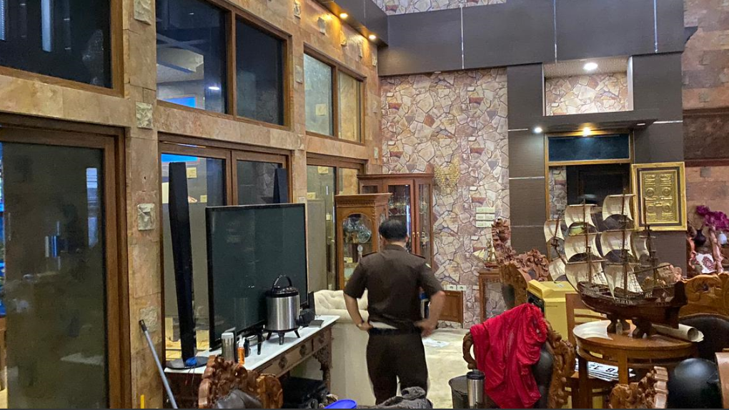 Petugas penyidik Kejati Kalbar melakukan penggeledahan di ruang tamu rumah mewah milik tersangka kasus korupsi dana hibah GKE Petra Sintang. (Dok. HO/Faktakalbar.id)