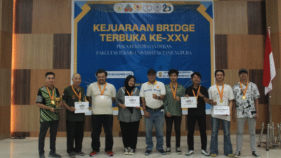 Para pemenang dan panitia Kejuaraan Bridge Terbuka ke-XXV Piala Rektor dan Dekan FT UNTAN berfoto bersama usai penyerahan piala di Aula Konferensi 5, Minggu (16/11/25). (Dok. HO/Faktakalbar.id)