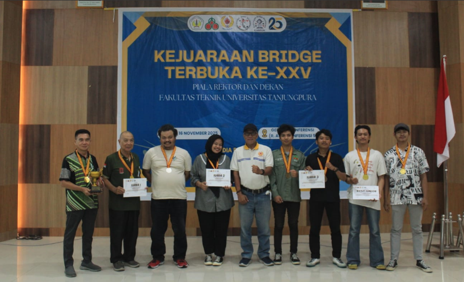 Para pemenang dan panitia Kejuaraan Bridge Terbuka ke-XXV Piala Rektor dan Dekan FT UNTAN berfoto bersama usai penyerahan piala di Aula Konferensi 5, Minggu (16/11/25). (Dok. HO/Faktakalbar.id)
