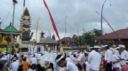 "Suasana perayaan Kuningan di Kayong Utara berlangsung khidmat. Pura Amartha Giri Buana dipadati jemaah yang melaksanakan persembahyangan dengan aman dan tertib."