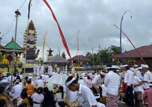 "Suasana perayaan Kuningan di Kayong Utara berlangsung khidmat. Pura Amartha Giri Buana dipadati jemaah yang melaksanakan persembahyangan dengan aman dan tertib."