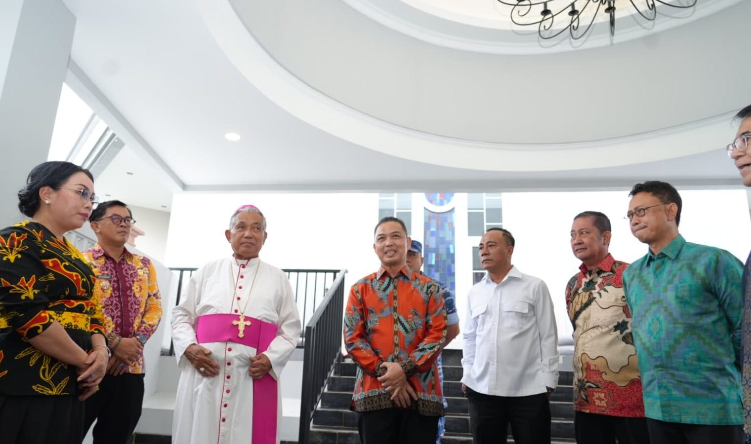 "Gubernur Kalbar Ria Norsan resmikan Gedung Pasifikus BOS di Pontianak. Gedung ini diharapkan menjadi pusat kegiatan sosial, budaya, dan perekat kerukunan umat."