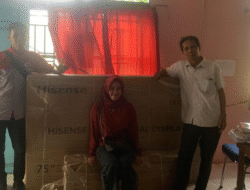 Demi Digitalisasi Masuk Desa, Papan Tulis Bantuan Presiden Rela Dipikul 2 KM Tembus Jalan Berlumpur