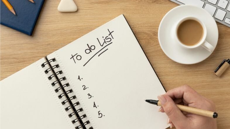 "Sering benci hari Senin? Ubah kebiasaanmu dengan 5 persiapan hari Senin sederhana ini. Mulai dari siapkan baju hingga to-do list, dijamin Senin jadi lebih ringan!"