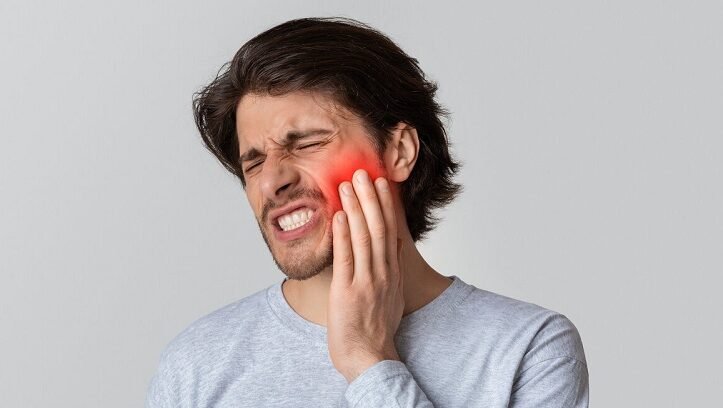 "Sakit gigi menyerang tiba-tiba? Jangan panik. Simak 4 langkah pertolongan pertama sakit gigi yang ampuh dan mudah dilakukan di rumah untuk redakan nyeri dengan cepat. "