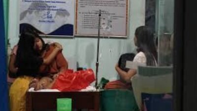 "Petaka soto sayur MBG bikin puluhan siswa Maniamas tumbang keracunan. Klinik penuh sesak, Dapur SPPG Ngabang resmi disetop. "