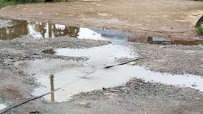 "Warga Parit Adam Kubu Raya keluhkan lambannya respons PDAM Tirta Raya atasi pipa bocor yang terjadi berbulan-bulan. Perbaikan baru dilakukan usai viral."