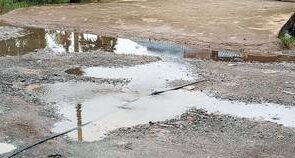 "Warga Parit Adam Kubu Raya keluhkan lambannya respons PDAM Tirta Raya atasi pipa bocor yang terjadi berbulan-bulan. Perbaikan baru dilakukan usai viral."