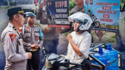 Seorang polisi memberikan edukasi humanis menggunakan papan himbauan kepada pengendara motor pengantar galon air yang tampak tersenyum saat Operasi Zebra Kapuas di Sekadau. (Dok. Instagram/@sihumaspolressekadau)