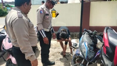 "Polres Kayong Utara gelar razia knalpot brong di Melano dalam Operasi Zebra Kapuas 2025. Pelanggar langsung ditilang dan wajib ganti knalpot standar di tempat."