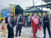 Antre Sejak Subuh Demi Paket ‘Sakti’ Rp 70 Ribu, Polisi Kawal Ketat Pasar Murah Sukadana