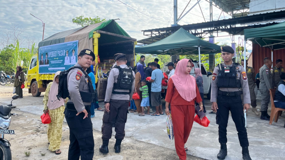 Personel Polres Kayong Utara melakukan pengamanan ketat saat ratusan warga mengantre paket sembako murah di Pasar Daerah Sukadana. (Dok. HO/Faktakalbar.id)