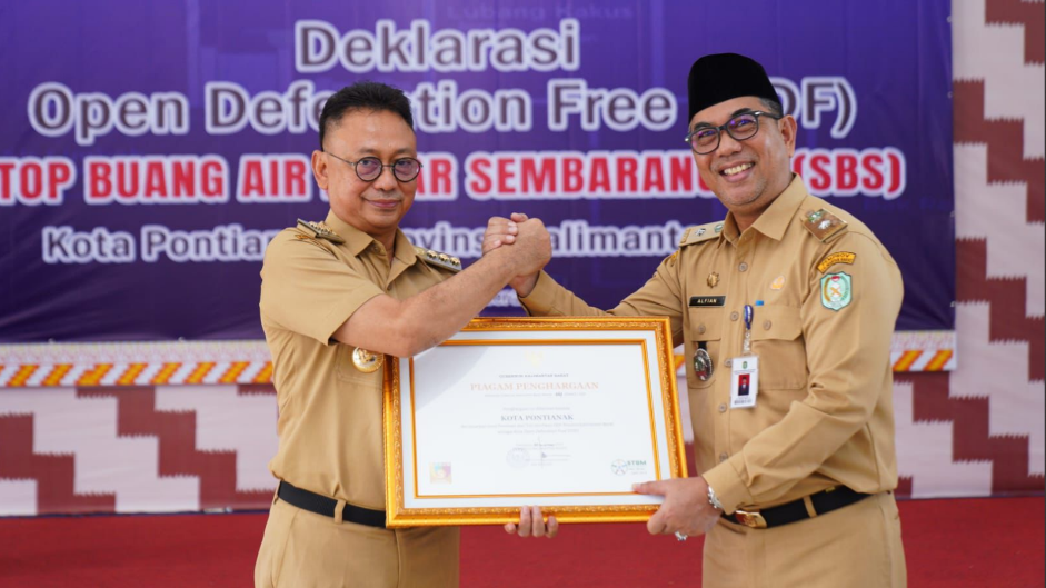 Wali Kota Pontianak Edi Rusdi Kamtono menerima piagam penghargaan Deklarasi ODF dari Pemerintah Provinsi Kalimantan Barat. (Dok. HO/Faktakalbar.id)