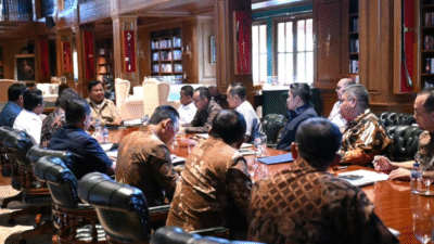 Presiden Prabowo Subianto memimpin rapat terbatas kabinet membahas penertiban tambang dan hutan ilegal di Padepokan Garuda Yaksa, Hambalang. (Dok. Instagram/@sekretariat.kabinet)