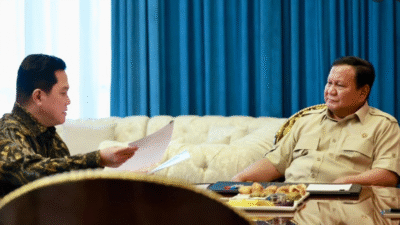 Presiden Prabowo Subianto menerima paparan Menpora Erick Thohir terkait skema beasiswa LPDP dan pembangunan pusat olahraga nasional di Istana Merdeka. (Dok. Setkab RI)