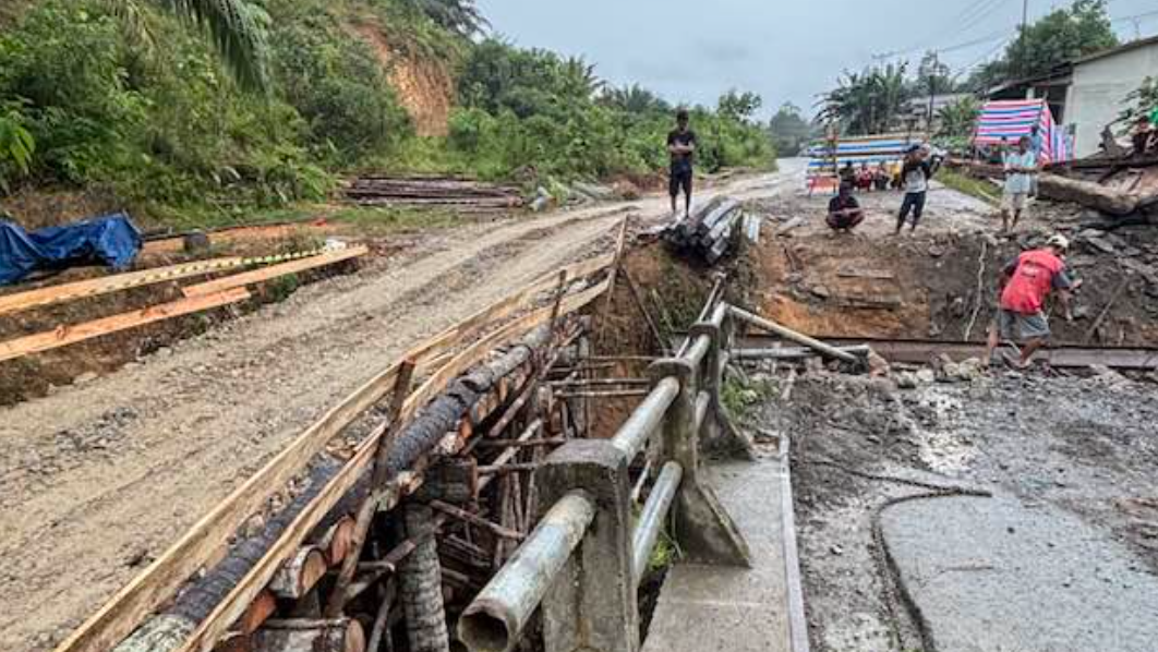 Kondisi terkini proses perbaikan jembatan di Dusun Marong, Desa Semangat, Kabupaten Bengkayang, yang melibatkan penggunaan material kayu dan beton. (Dok. Ist)