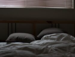 Atasi Susah Tidur dengan Mandi Gelap: Psikiater Jelaskan Manfaat Melatonin dan Redupkan Cahaya