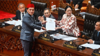 Suasana Rapat Paripurna DPR RI saat pengesahan RUU KUHAP menjadi Undang-Undang, pimpinan sidang menerima berkas laporan. (Dok. Ist)