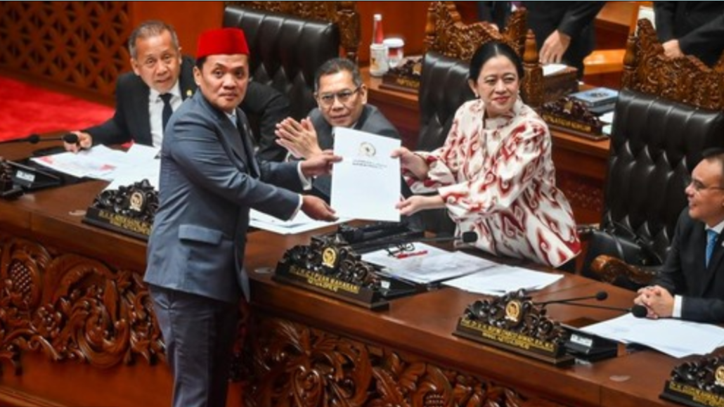 Suasana Rapat Paripurna DPR RI saat pengesahan RUU KUHAP menjadi Undang-Undang, pimpinan sidang menerima berkas laporan. (Dok. Ist)