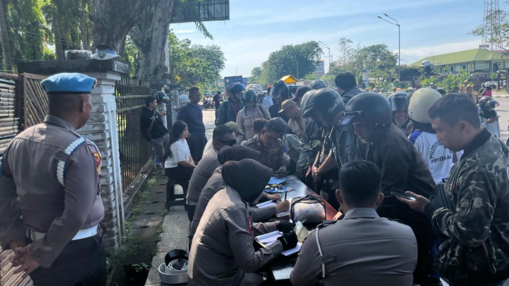 Petugas Ditlantas Polda Kalbar sibuk mendata puluhan pelanggar lalu lintas yang terjaring Operasi Zebra Kapuas 2025 di Jalan Rahadi Usman, Pontianak. (Dok. HO/Faktakalbar.id)