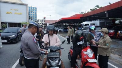 "Operasi Zebra Kapuas 2025 menyasar kawasan padat Simpang Kapur, Senin (24/11). Puluhan pengendara terjaring sanksi teguran tertulis. Simak daftar pelanggarannya."