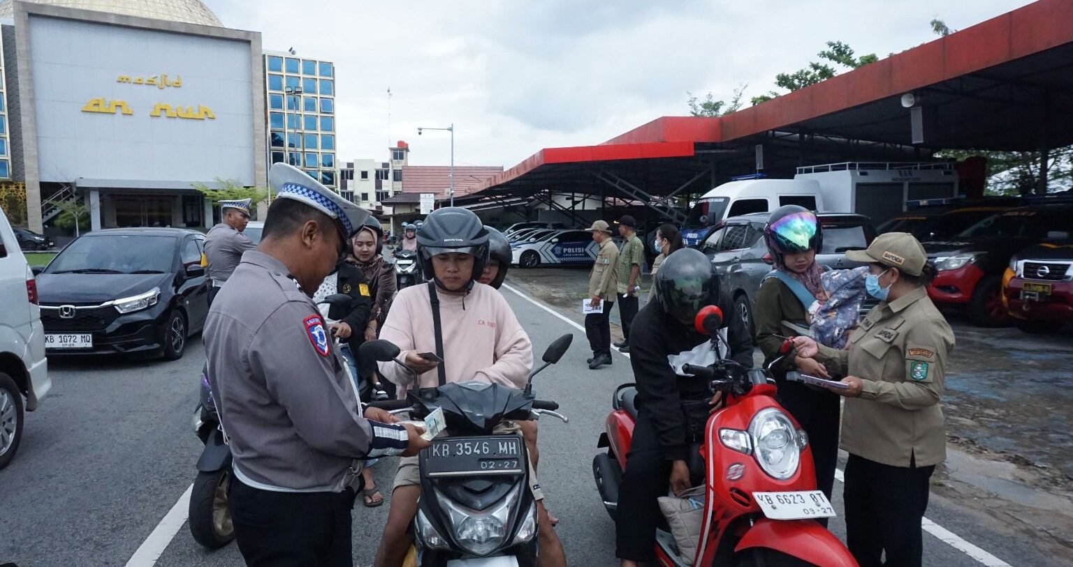 "Operasi Zebra Kapuas 2025 menyasar kawasan padat Simpang Kapur, Senin (24/11). Puluhan pengendara terjaring sanksi teguran tertulis. Simak daftar pelanggarannya."