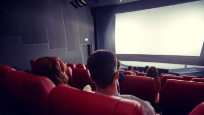 "Bingung mau nonton apa malam minggu ini? Simak 5 rekomendasi genre film bioskop terbaik yang pas buat date bareng pacar atau seru-seruan bareng teman."