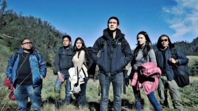 "Rindu mendaki tapi belum sempat cuti? Tonton 4 film tentang petualangan naik gunung ini. Mulai dari 5 cm hingga Everest, dijamin bikin semangat membara. "