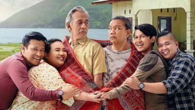 "Sedang merasa homesick? Simak 5 rekomendasi film saat kangen rumah yang mengharukan dan penuh kehangatan keluarga. Ampuh obati rindu kampung halaman."