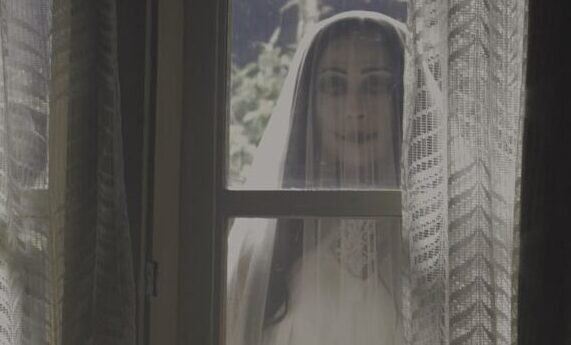 "Bingung cari tontonan? Simak 5 rekomendasi film terbaik sepanjang masa dari horor hingga romantis. Pilihan tepat untuk movie marathon malam minggu yang seru."