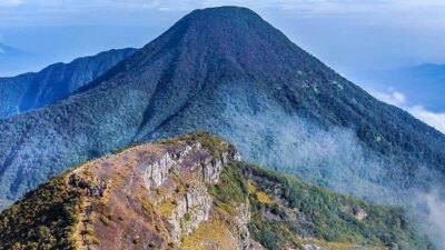 "Baru mulai hobi mendaki? Cek 5 rekomendasi gunung untuk pemula dengan jalur bersahabat dan pemandangan menakjubkan. Ada Gunung Prau hingga Papandayan."