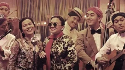 "Ingin konten foto di Instagram atau TikTok terlihat vintage dan dreamy? Simak rekomendasi lagu nostalgia, mulai dari Payung Fantasi hingga hits 90-an, yang bikin vibes fotomu makin estetik. "