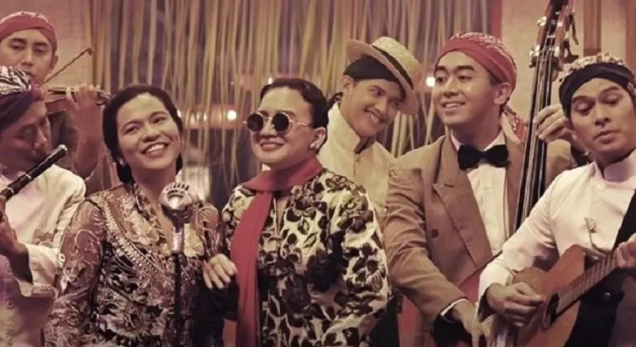 "Ingin konten foto di Instagram atau TikTok terlihat vintage dan dreamy? Simak rekomendasi lagu nostalgia, mulai dari Payung Fantasi hingga hits 90-an, yang bikin vibes fotomu makin estetik. "