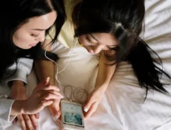 Bikin Kangen Bestie! Ini 5 Lagu Wajib Masuk Playlist Persahabatan Kamu