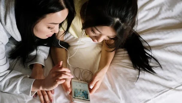 "Ingin ungkapkan rasa sayang ke sahabat tapi gengsi bilang langsung? Kirimkan salah satu dari 5 lagu legendaris ini. Dari Sheila on 7 hingga Bruno Mars, liriknya dijamin bikin mewek!"