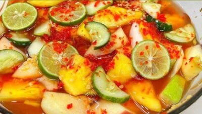 "Matahari terik membuat tubuh cepat lemas dan dahaga? Segarkan kembali harimu dengan 5 rekomendasi makanan paling nikmat disantap saat cuaca panas berikut ini."