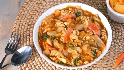 "Udara dingin paling pas ditemani sajian berkuah dan hangat. Simak 5 rekomendasi makanan yang nikmat dimakan pas hujan untuk hangatkan tubuh dan bangkitkan mood."