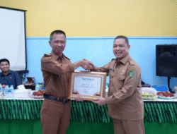 Tembus Hujan Deras, Ria Norsan Beri ‘Jempol’ Desa Sungai Itik Sekaligus Sentil Bahaya Nikah Dini