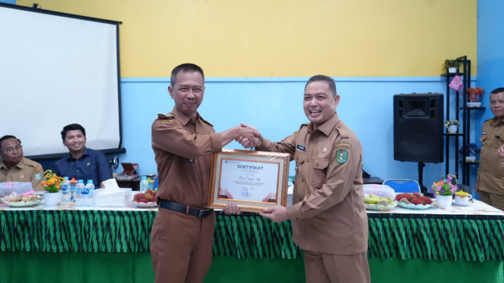 Gubernur Ria Norsan menyerahkan sertifikat penghargaan Desa Berkinerja Baik dalam penurunan stunting kepada Kepala Desa Sungai Itik. (Dok. HO/Faktakalbar.id)