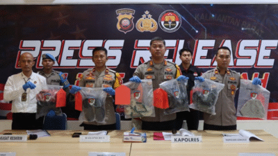 Kapolres Mempawah AKBP Jonathan David (tengah) didampingi jajaran menunjukkan barang bukti pakaian korban dan tersangka dalam rilis kasus pembunuhan di Jongkat. (Dok. HO/Faktakalbar.id)