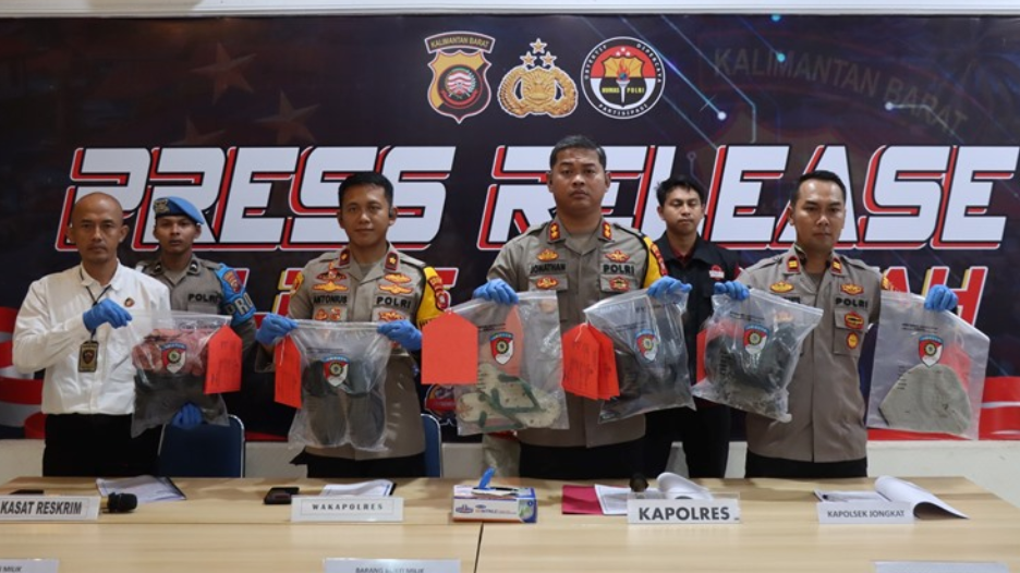 Kapolres Mempawah AKBP Jonathan David (tengah) didampingi jajaran menunjukkan barang bukti pakaian korban dan tersangka dalam rilis kasus pembunuhan di Jongkat. (Dok. HO/Faktakalbar.id)