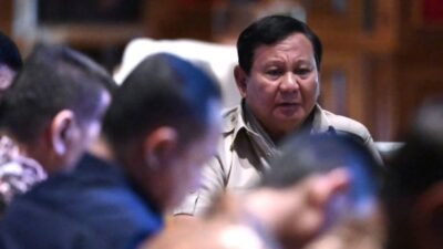 "Angka yang bikin geleng kepala! Presiden Prabowo temukan Rp 203 triliun dana Pemda cuma jadi 'bantal' di bank. Mendagri Tito Karnavian langsung dicecar alasan di baliknya."