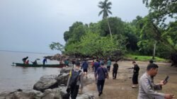 "Tragedi di perairan Pulau Kumbang, Kayong Utara. Sampan terbalik dihantam ombak besar, satu nelayan hilang dan satu selamat setelah terapung hampir 2 jam."